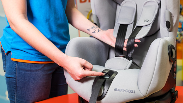 Adjusting maxi cosi 2025 car seat straps