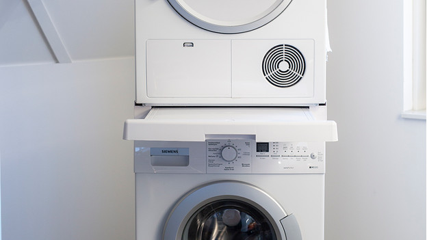 Comment superposer la machine à laver et le sèche-linge ?