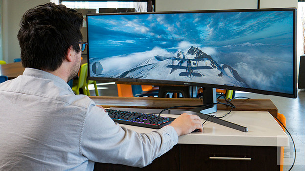Een curved monitor zorgt voor een uniek panoramisch effect.