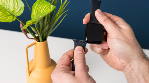 Changer le bracelet de l'Apple Watch SE