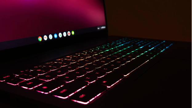 Clavier rétroéclairé RGB sur un Chromebook.