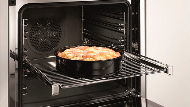 Open oven met taart