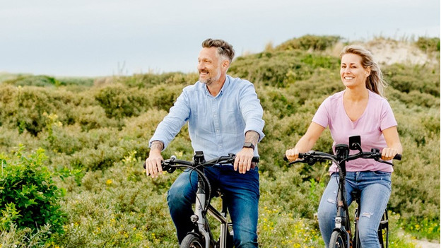 Twee mensen fietsen met fietsnavigatie