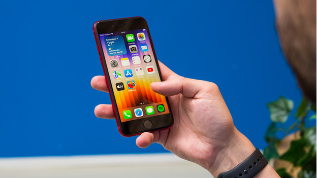 iPhone SE en main