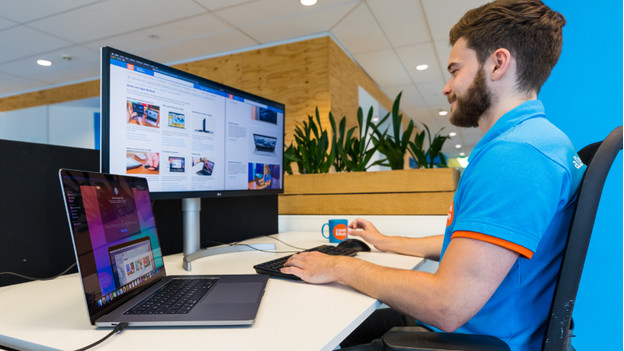 Spécialiste au travail avec un écran PC USB-C pour MacBook