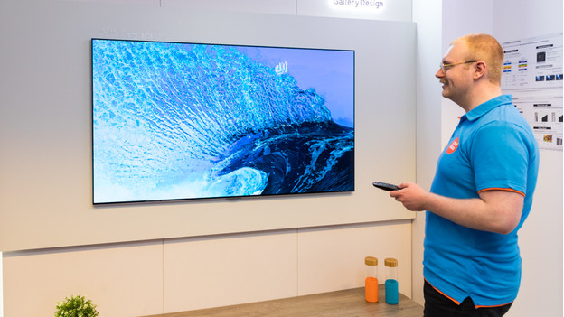 Viewing angle and reflections of the LG G2 OLED EVO TV