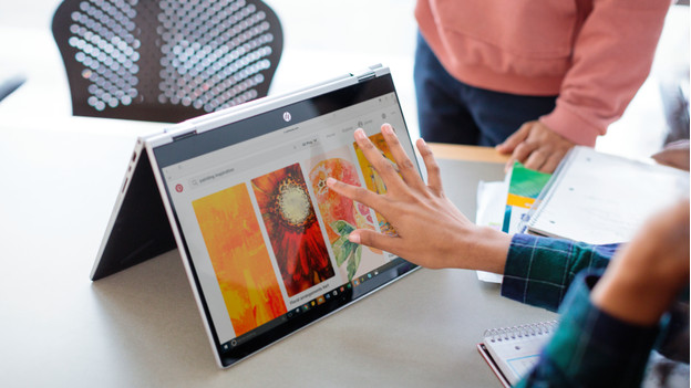 PC portable avec écran dans diverses positions.