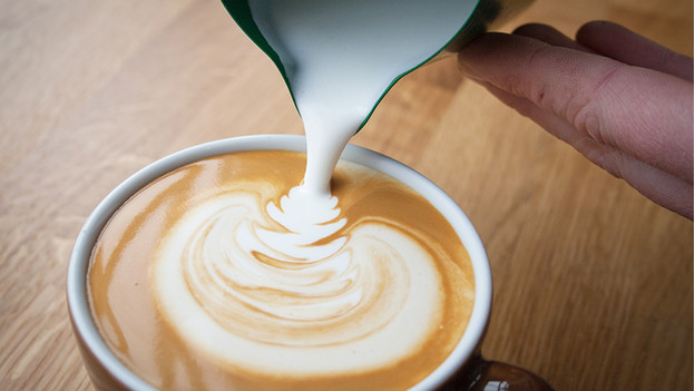 Verser le lait dans le café
