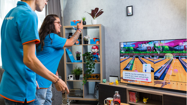 Jongen en meisje spelen Mario Kart op Nintendo Switch. 