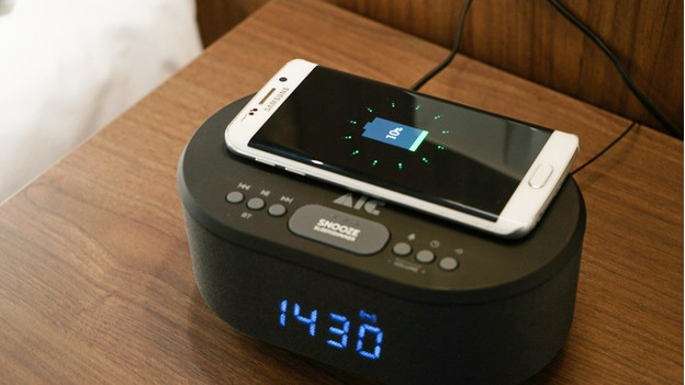 Recharger smartphone réveil