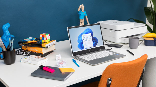 PC portable sur un bureau en désordre