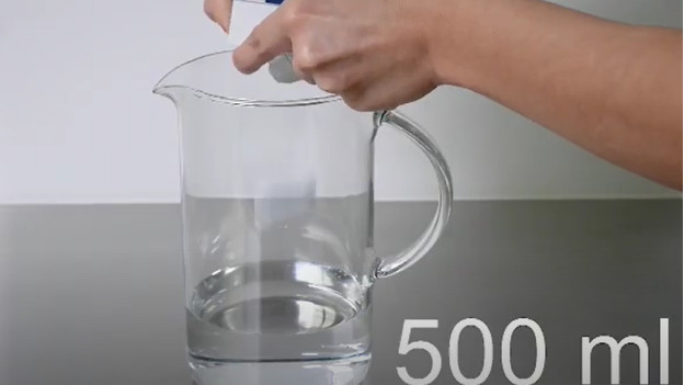 Remplissez un verre doseur de 500 millilitres d'eau et ajoutez-y 3 pastilles de détartrage