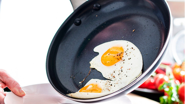 poêle en céramique avec œuf au plat