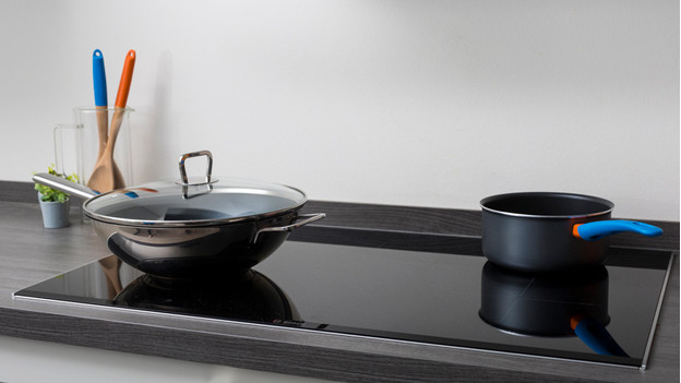 Casseroles sur une plaque de cuisson