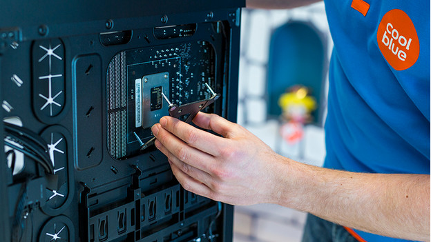 Retirer le ventilateur de processeur et le CPU actuels