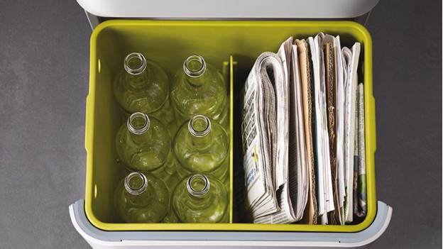 Poubelle avec verre et carton