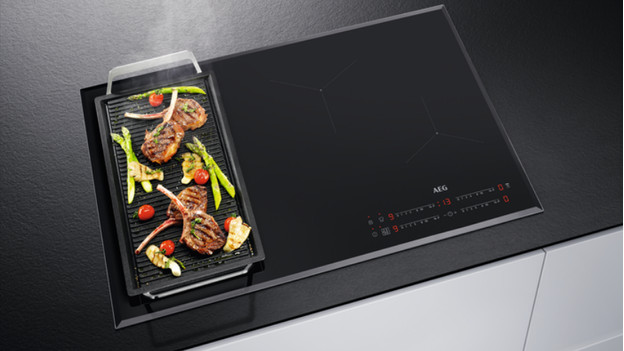 AEG FlexiBridge cooktop with grill plate.