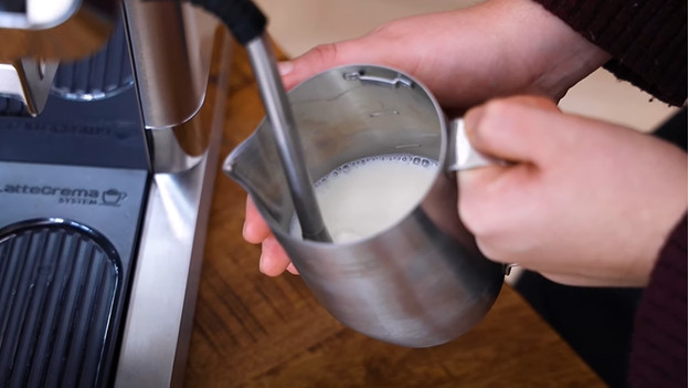 Schuim de melk op de juiste temperatuur