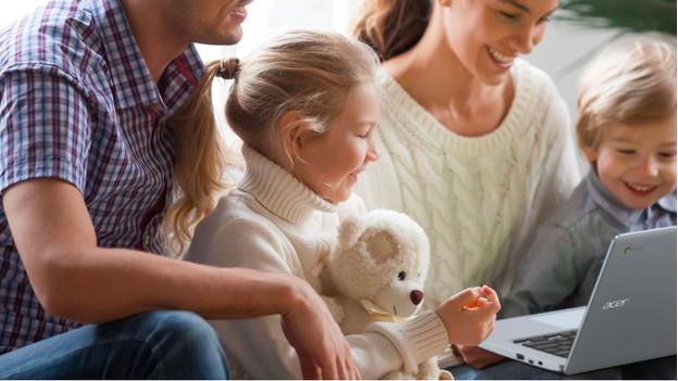 Famille regardant un film sur un Chromebook