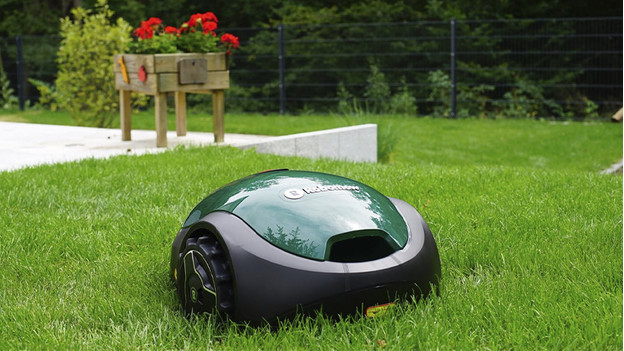 Robot-tondeuse Robomow dans l'herbe