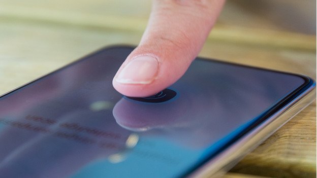 S22 fingerprint scanner with screen protector