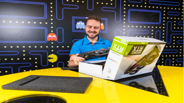 Un spécialiste sort une carte graphique NVIDIA RTX de la boite