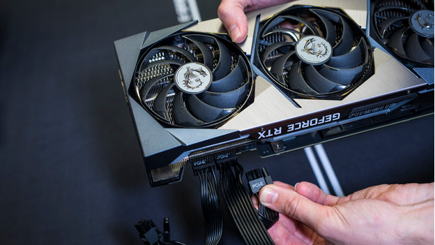 Expert au travail avec une carte graphique NVIDIA GeForce RTX