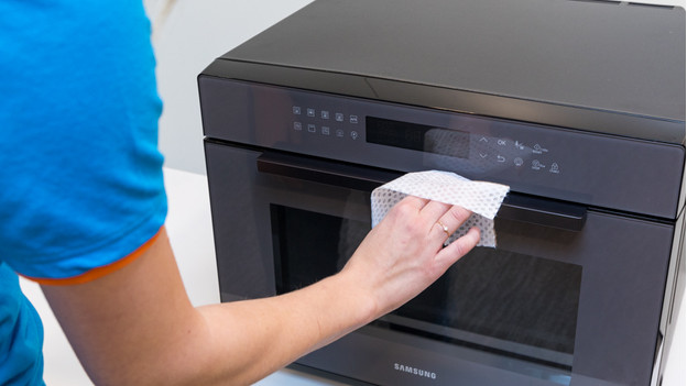 Microwave oven with cloth