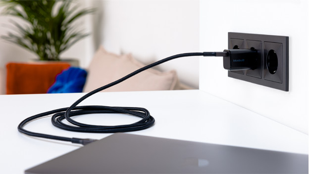 laptop aan het opladen in stopcontact