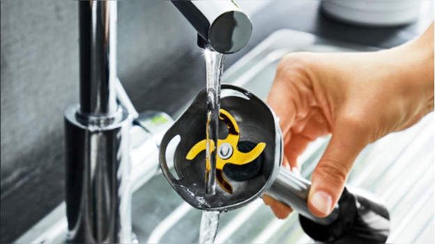 Pied de mixeur sous le robinet