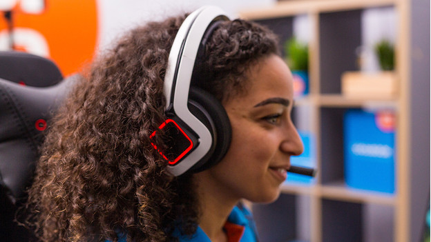 Specialist met headset op. 