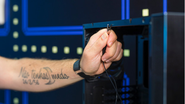 Specialist aardt zichzelf via de computerbehuizing en een antistatische armband