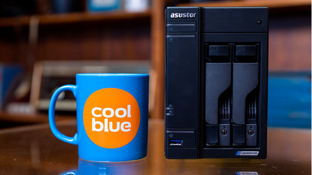 Mug Coolblue à côté du NAS