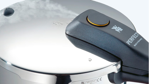 Pressure cooker lid with steam