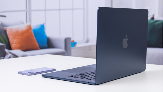 Comparaison entre l'iPhone 12 et le MacBook Air 15".