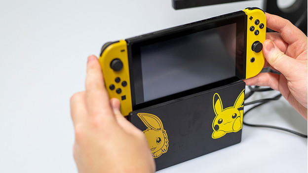 Un spécialiste place la Switch dans la station d'accueil