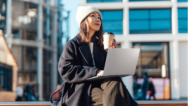 Vrouw met een ASUS laptop