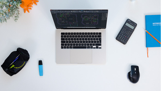 MacBook sur un bureau avec des accessoires de bureau