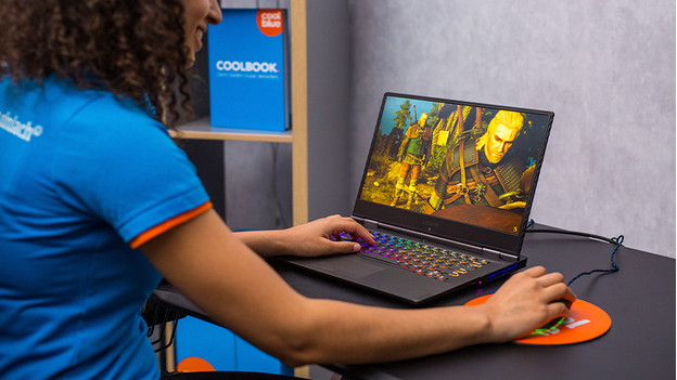 Une fille joue sur un PC portable.