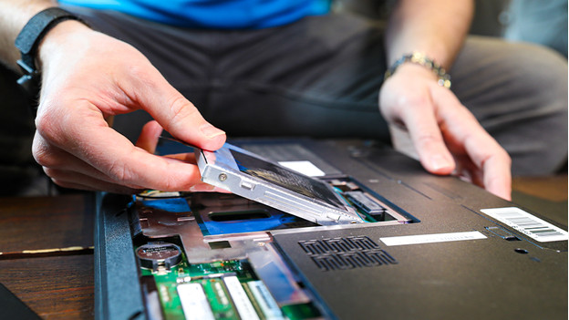 Homme qui intègre un SSD à son ordinateur, mais Windows ne trouve pas le disque.