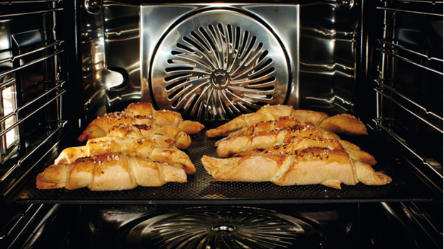 Oven met croissantjes