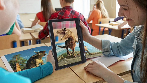 Kinderen spelen een augmented reality spel op Chromebook 