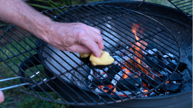 Kamado barbecue rooster schoonmaken