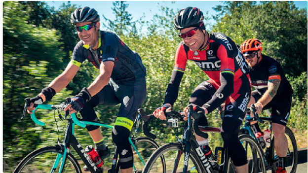 Cyclistes sur des vélos de course