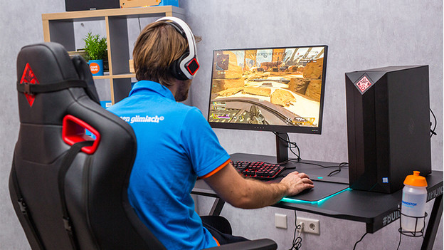 Man speelt op 4K gaming monitor