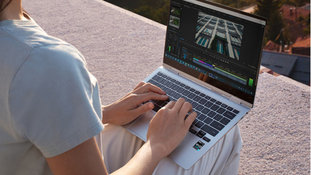 Femme tapant sur un ordinateur portable Intel Evo à l'extérieur