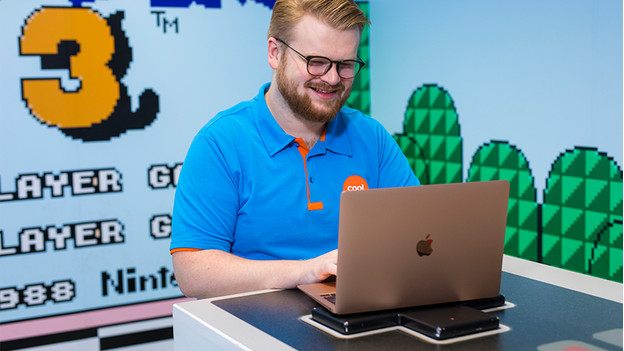 Expert au travail avec l'Apple MacBook Air