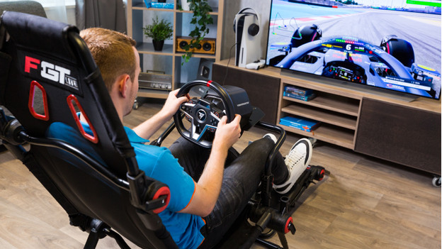 Quelqu'un qui joue à F1 22.