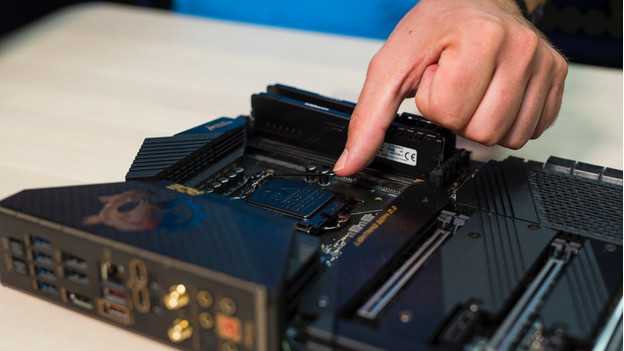 Specialist maakt de socket voorzichtig schoon