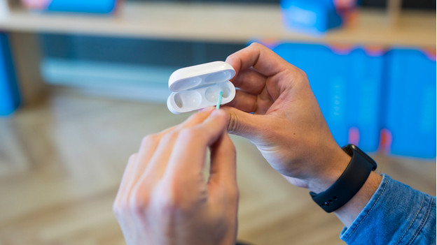 Precisie wattenstaafje door de openingen